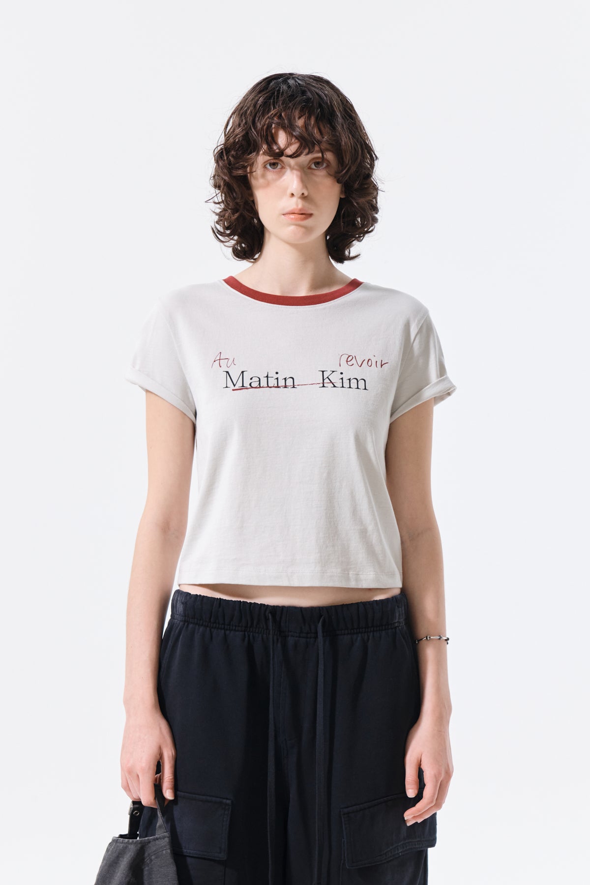 Áo cropped nữ với họa tiết chữ in và cổ tròn, tay ráp.