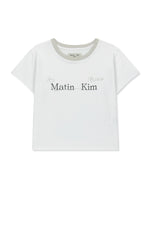 Áo cropped nữ với cổ tròn, tay ngắn và logo Matin Kim nổi bật.
