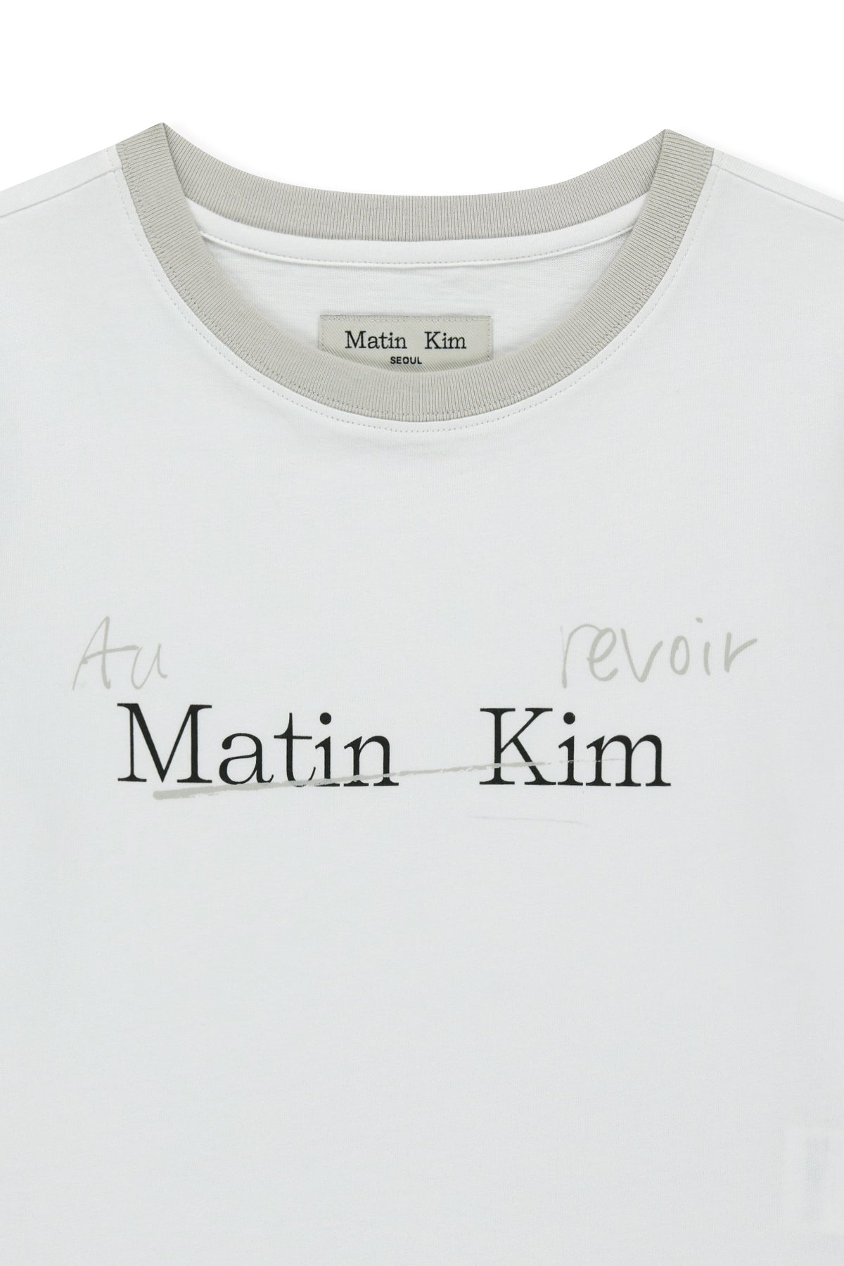 Áo cropped nữ với cổ tròn, tay ngắn và logo Matin Kim nổi bật.