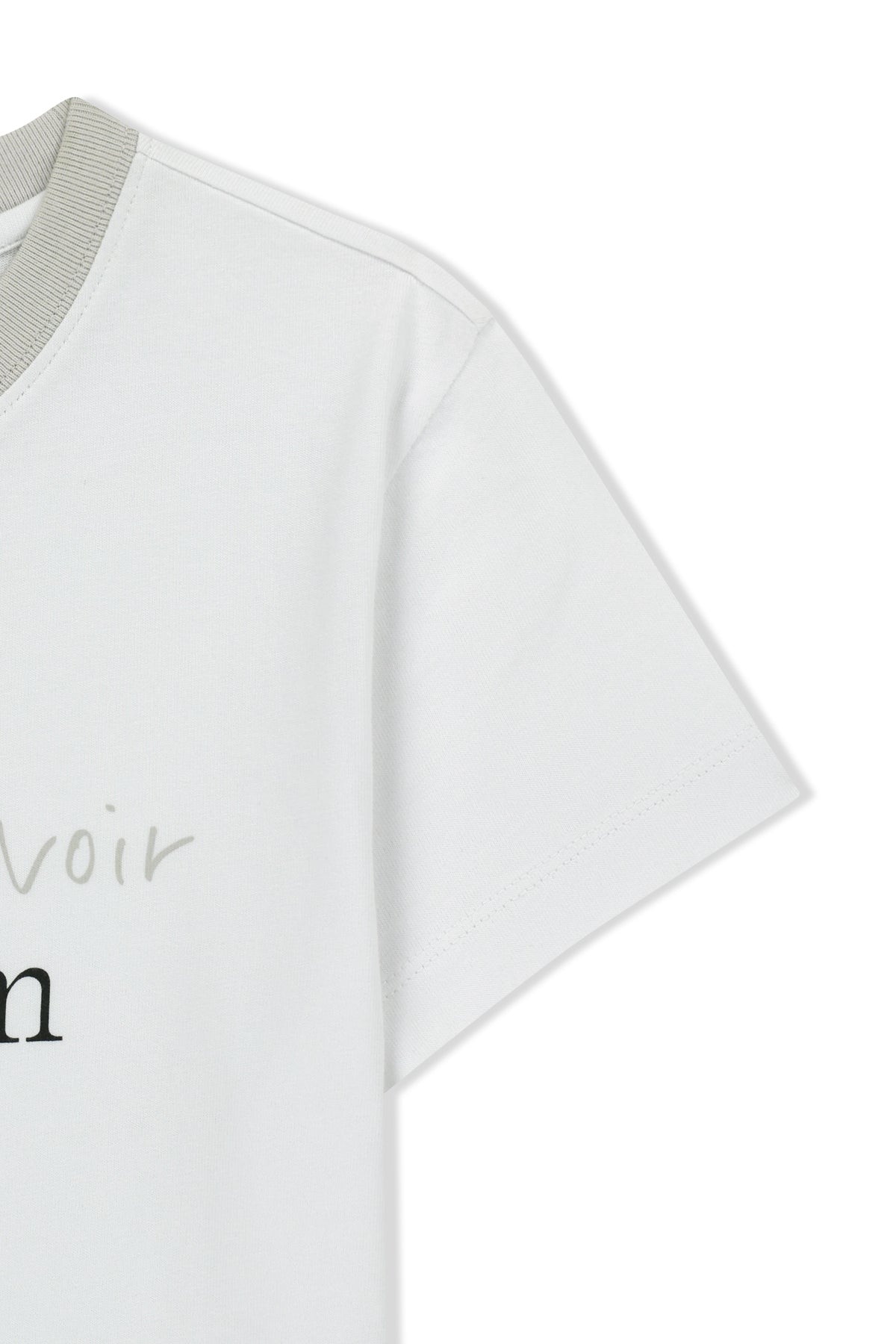 Áo cropped nữ với cổ tròn, tay ngắn và logo Matin Kim nổi bật.