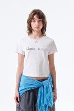 Áo cropped nữ với cổ tròn, tay ngắn và logo Matin Kim nổi bật.