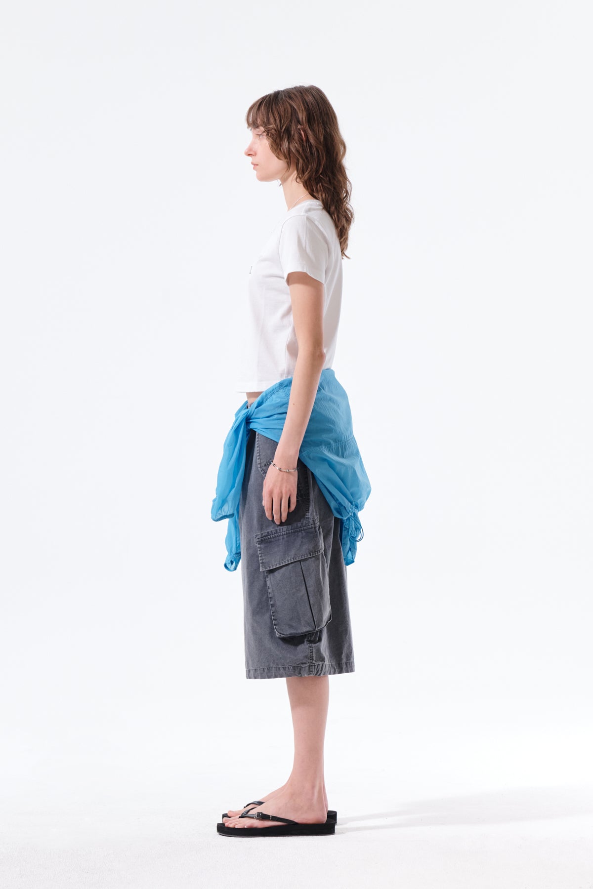 Áo cropped nữ với cổ tròn, tay ngắn và logo Matin Kim nổi bật.