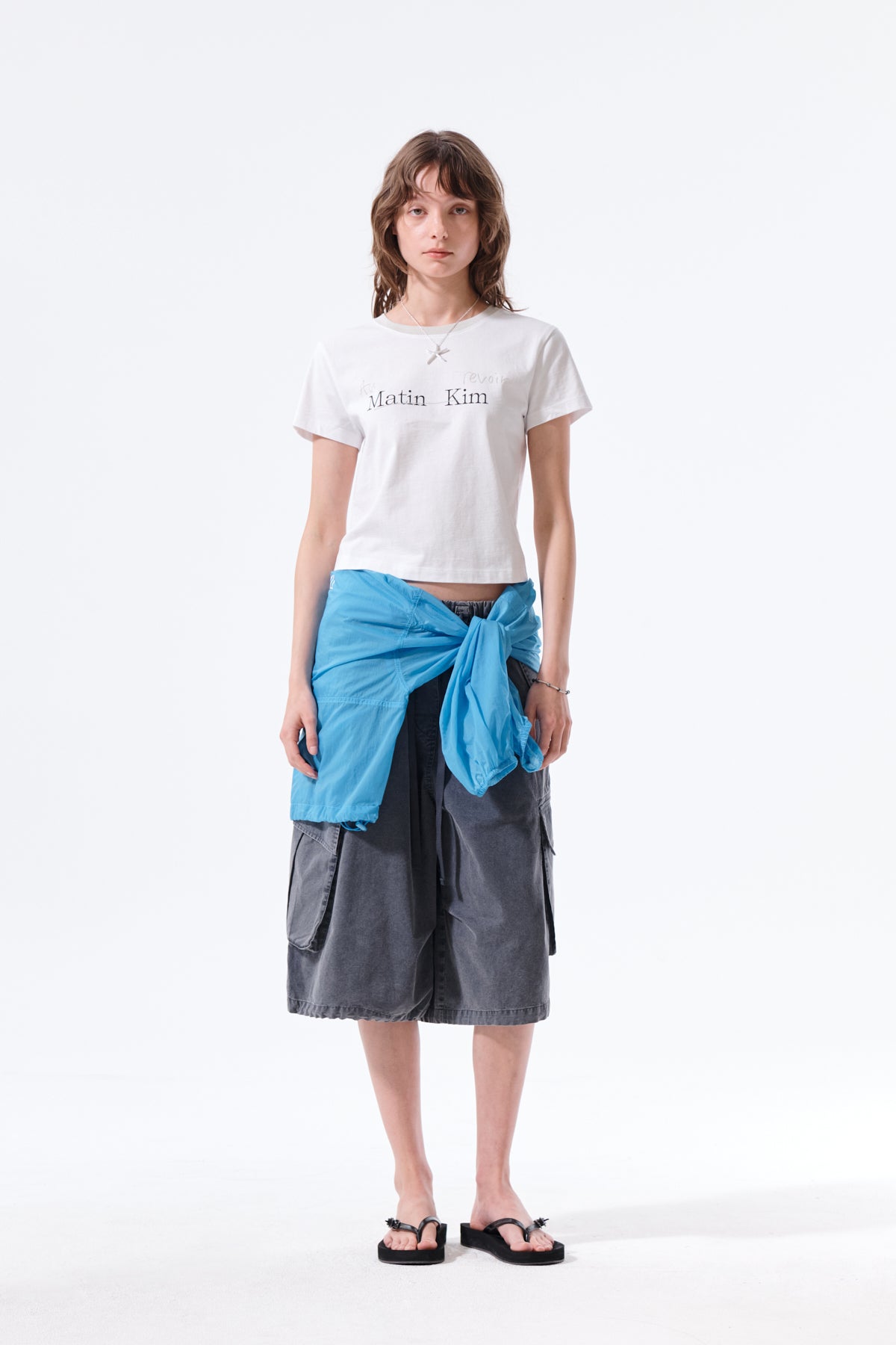 Áo cropped nữ với cổ tròn, tay ngắn và logo Matin Kim nổi bật.