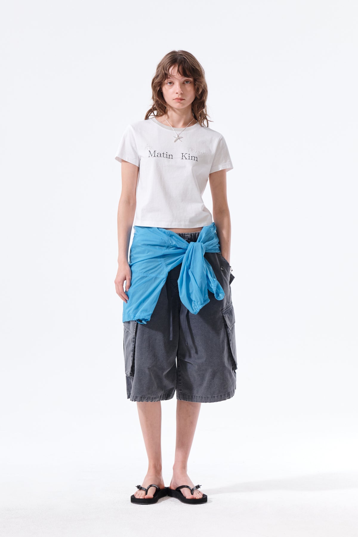 Áo cropped nữ với cổ tròn, tay ngắn và logo Matin Kim nổi bật.