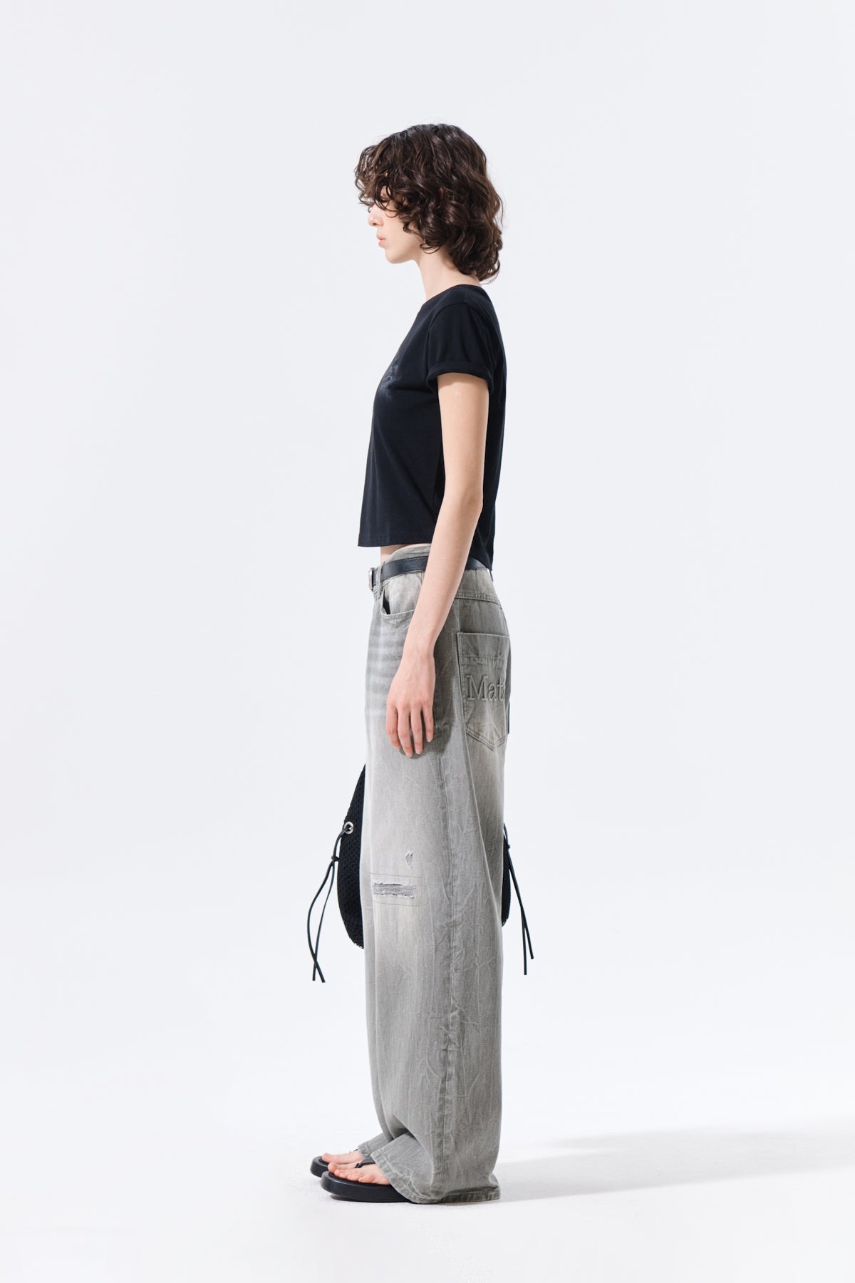 Áo cropped với thiết kế ôm sát, tay ngắn và logo in lụa tinh tế.