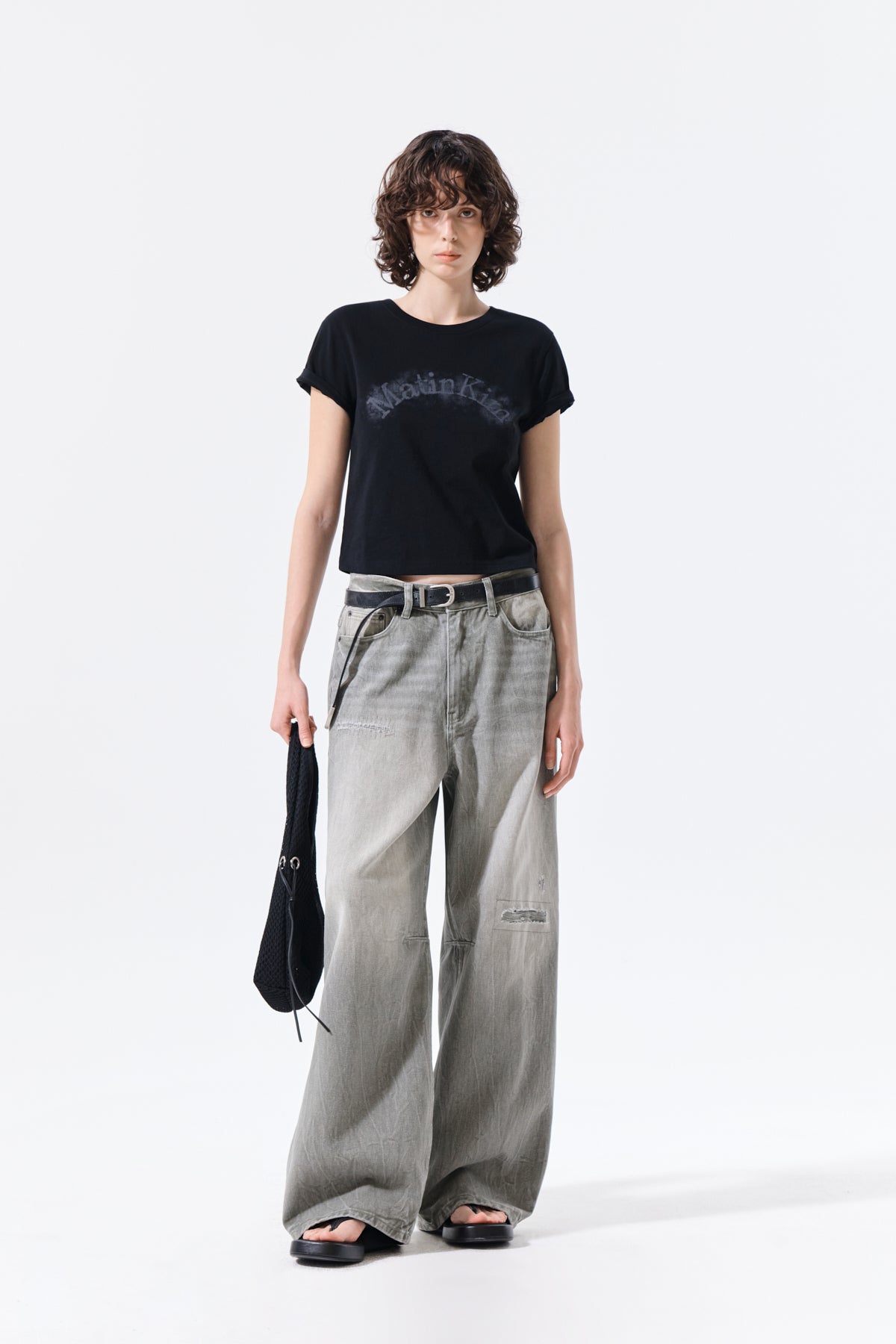 Áo cropped với thiết kế ôm sát, tay ngắn và logo in lụa tinh tế.