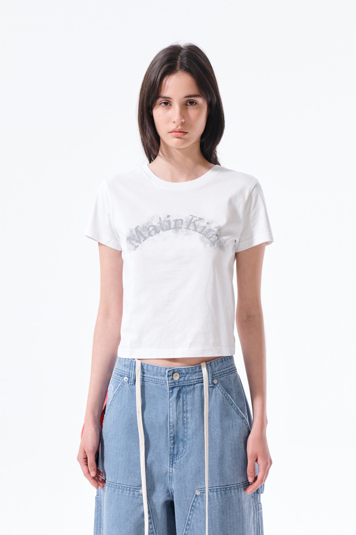 Áo cropped nữ với họa tiết chữ in và logo Matin Kim.
