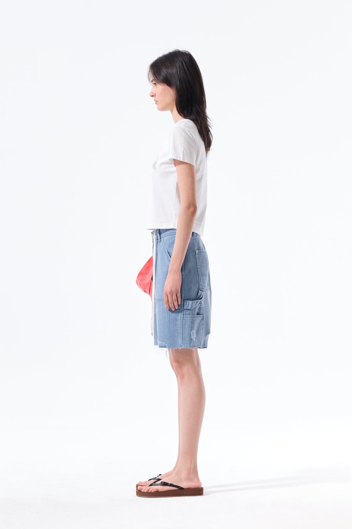 Áo cropped nữ với họa tiết chữ in và logo Matin Kim.