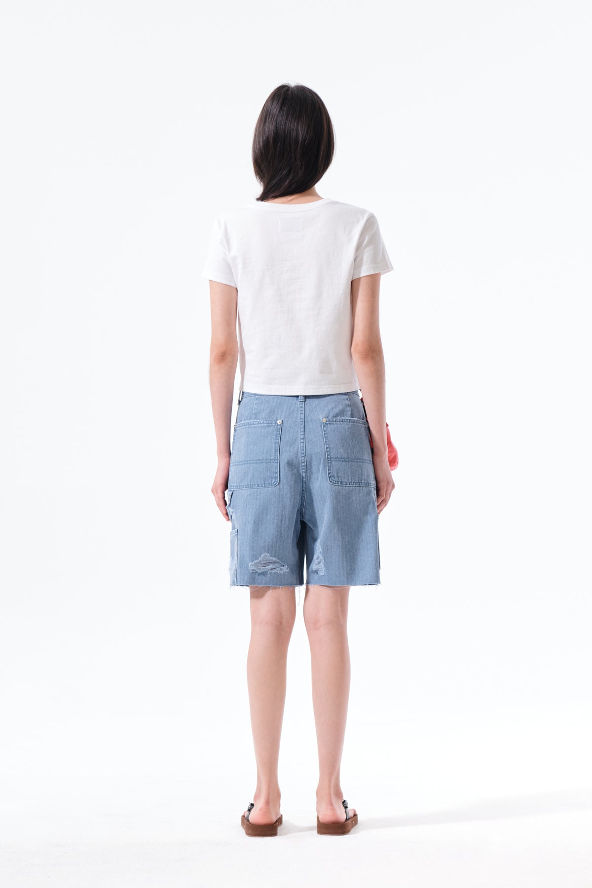 Áo cropped nữ với họa tiết chữ in và logo Matin Kim.