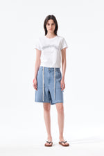 Áo cropped nữ với họa tiết chữ in và logo Matin Kim.