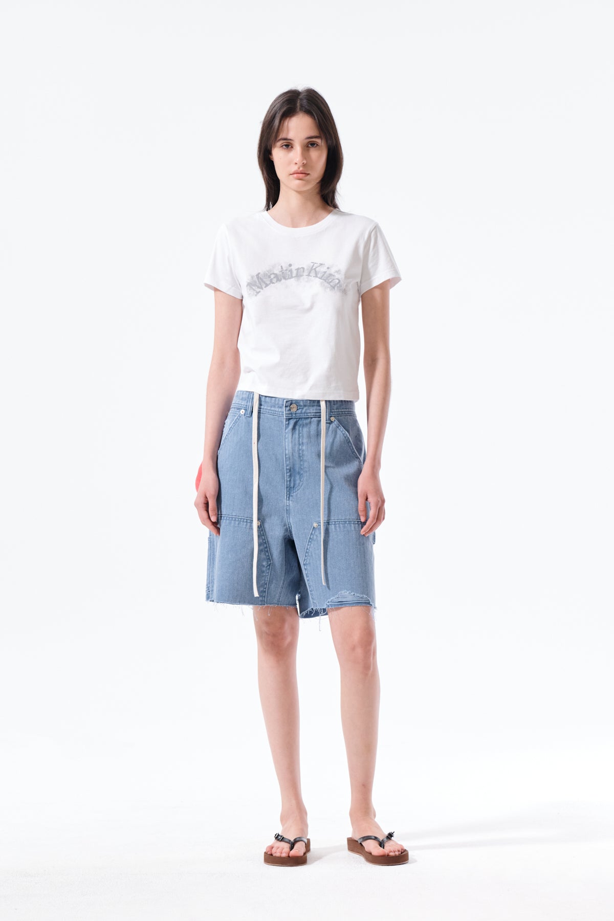 Áo cropped nữ với họa tiết chữ in và logo Matin Kim.