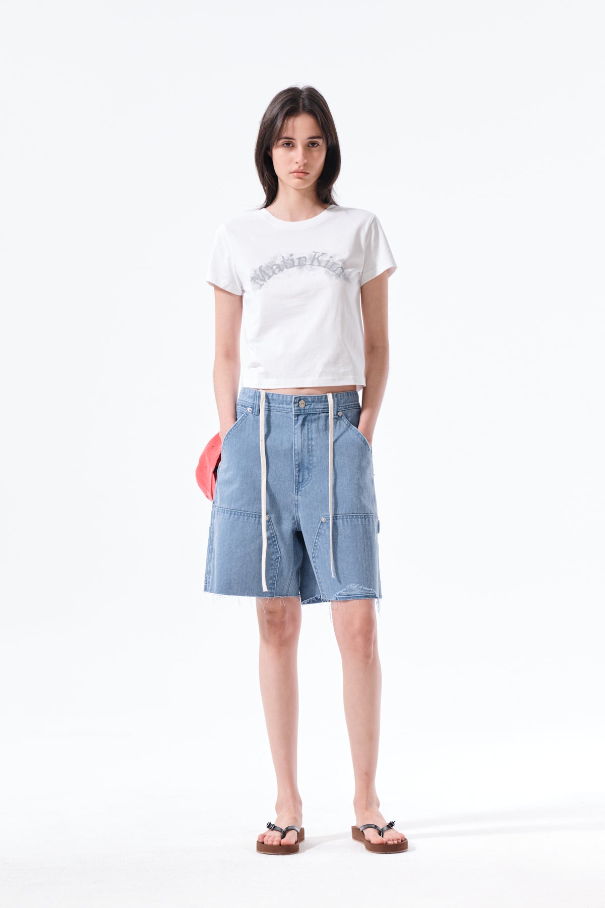 Áo cropped nữ với họa tiết chữ in và logo Matin Kim.