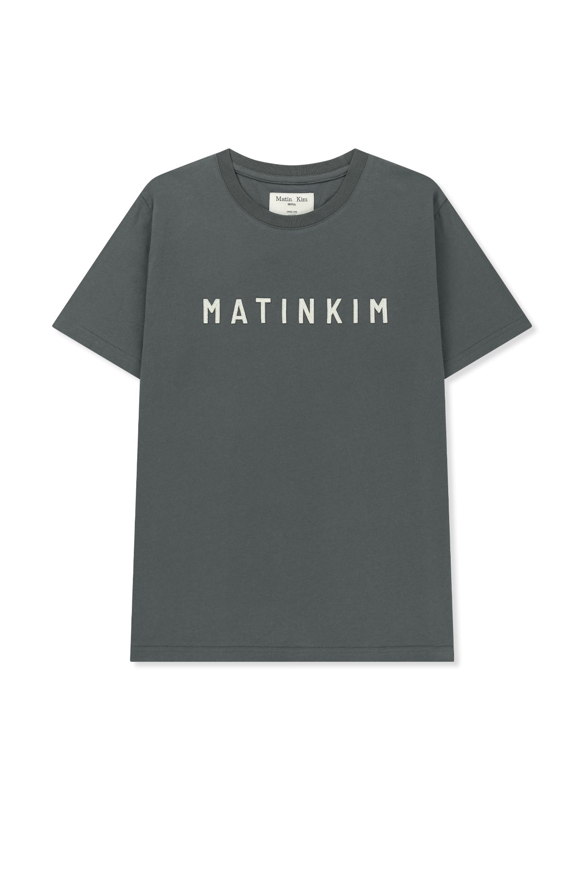 Áo cổ tròn tay ngắn với logo Matin Kim in nổi trên ngực.