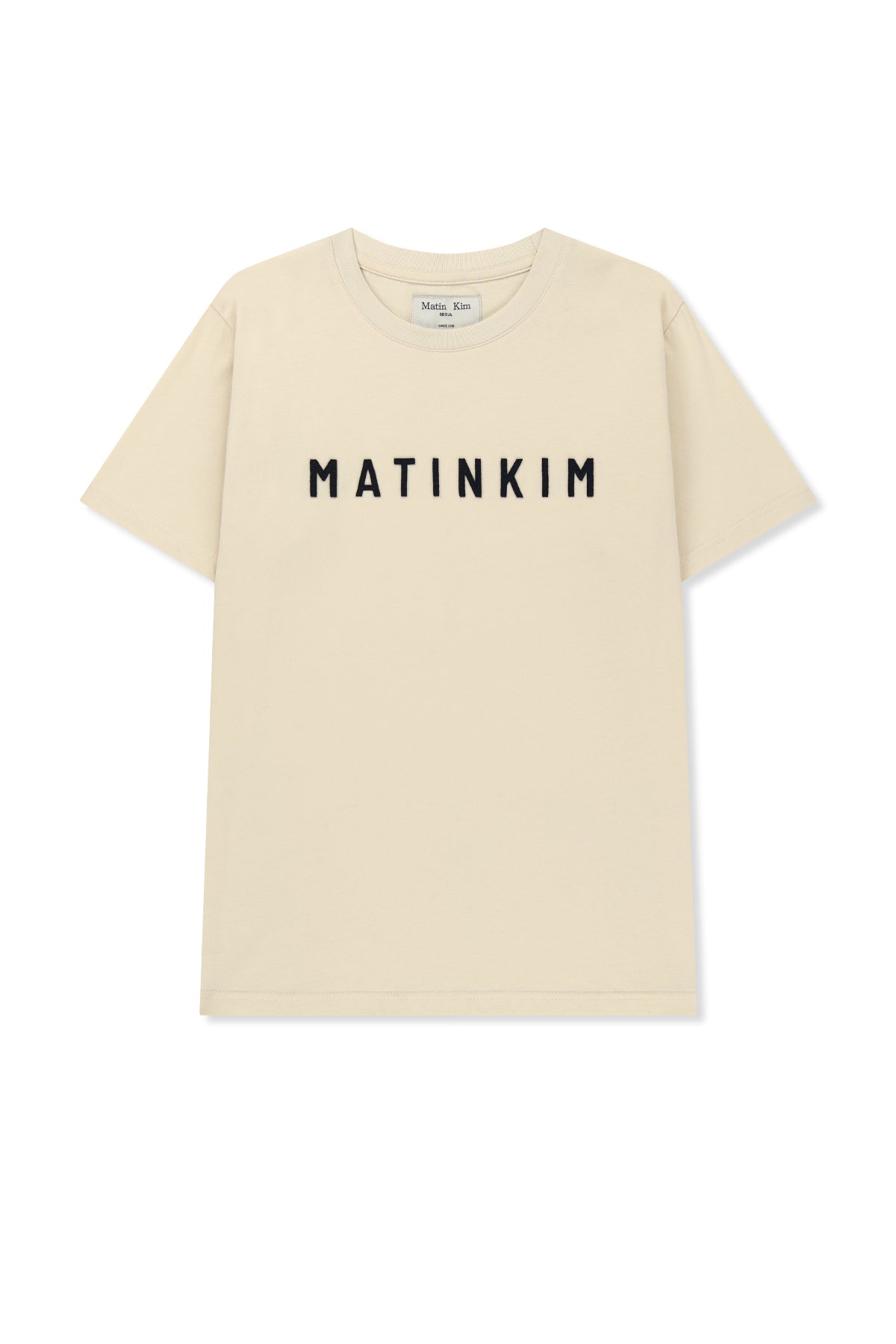 Áo top nữ với thiết kế tay ngắn, cổ tròn, logo thêu, chất liệu cotton mềm mại, phù hợp với thời tiết ấm.
