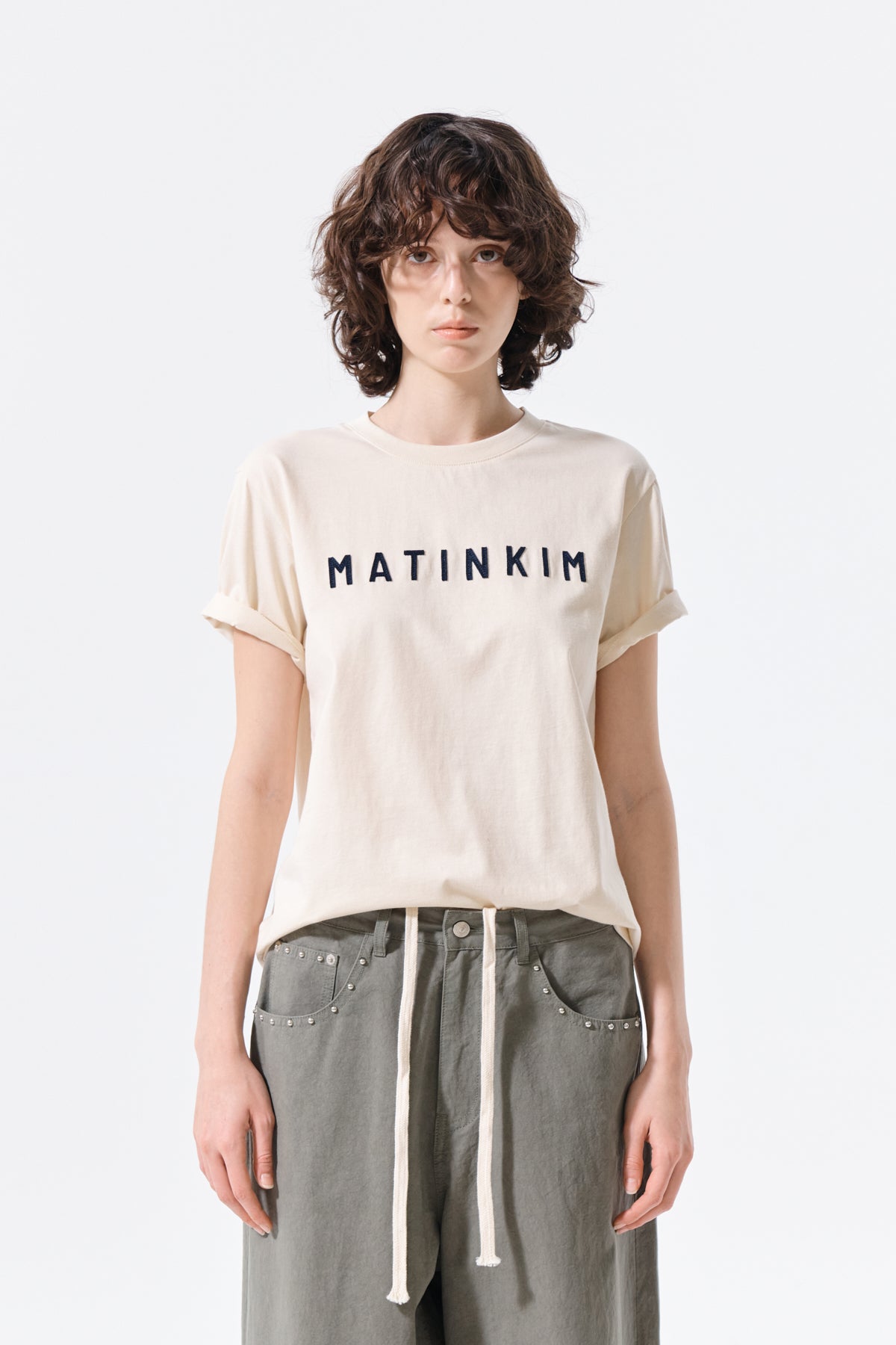 Áo top nữ với thiết kế tay ngắn, cổ tròn, logo thêu, chất liệu cotton mềm mại, phù hợp với thời tiết ấm.