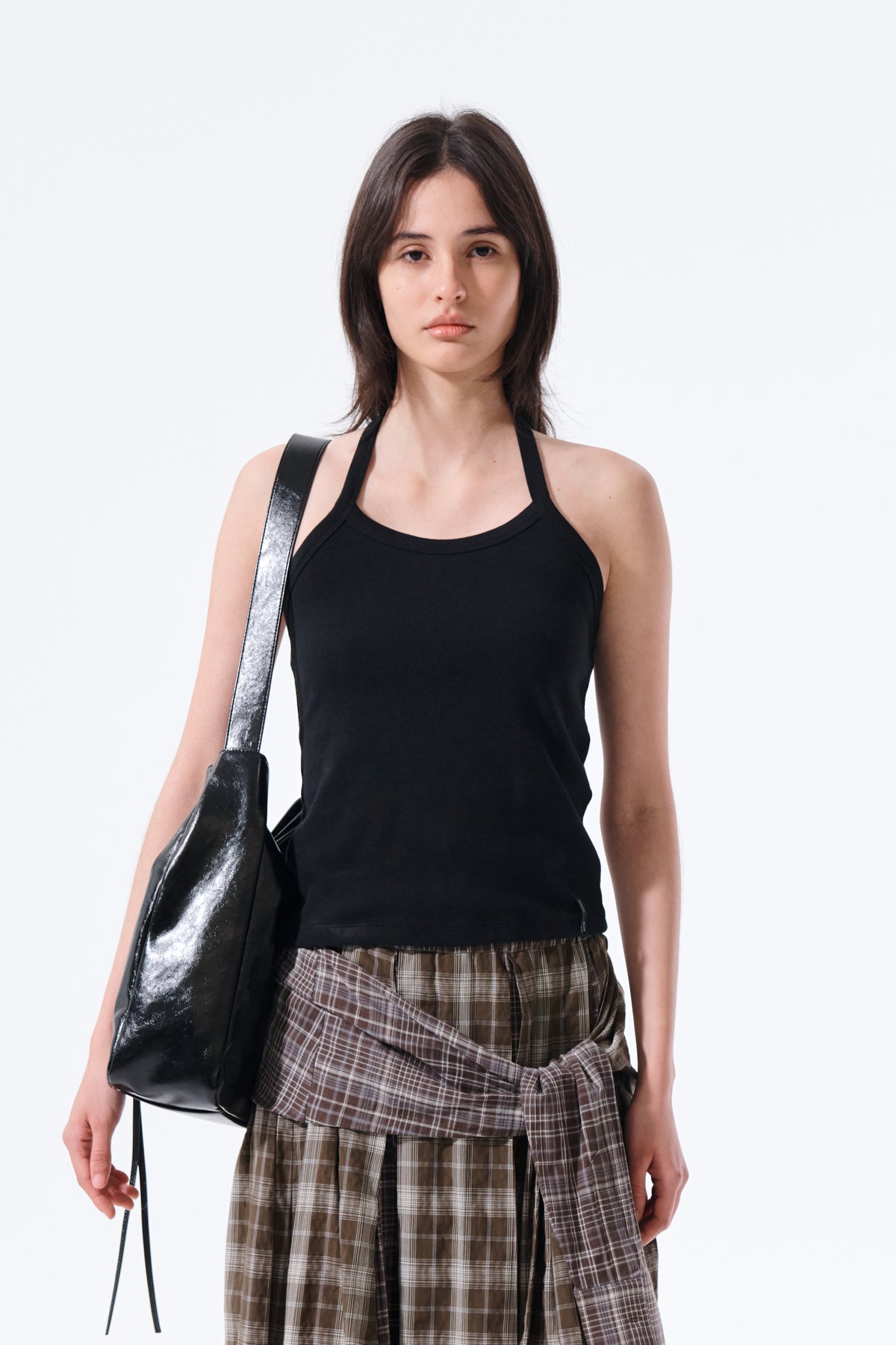 Áo ba lỗ nữ màu đen, thiết kế cổ halter và đường may nổi bật.