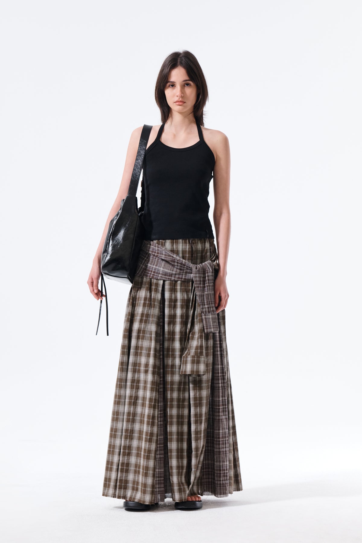 Áo ba lỗ nữ màu đen, thiết kế cổ halter và đường may nổi bật.