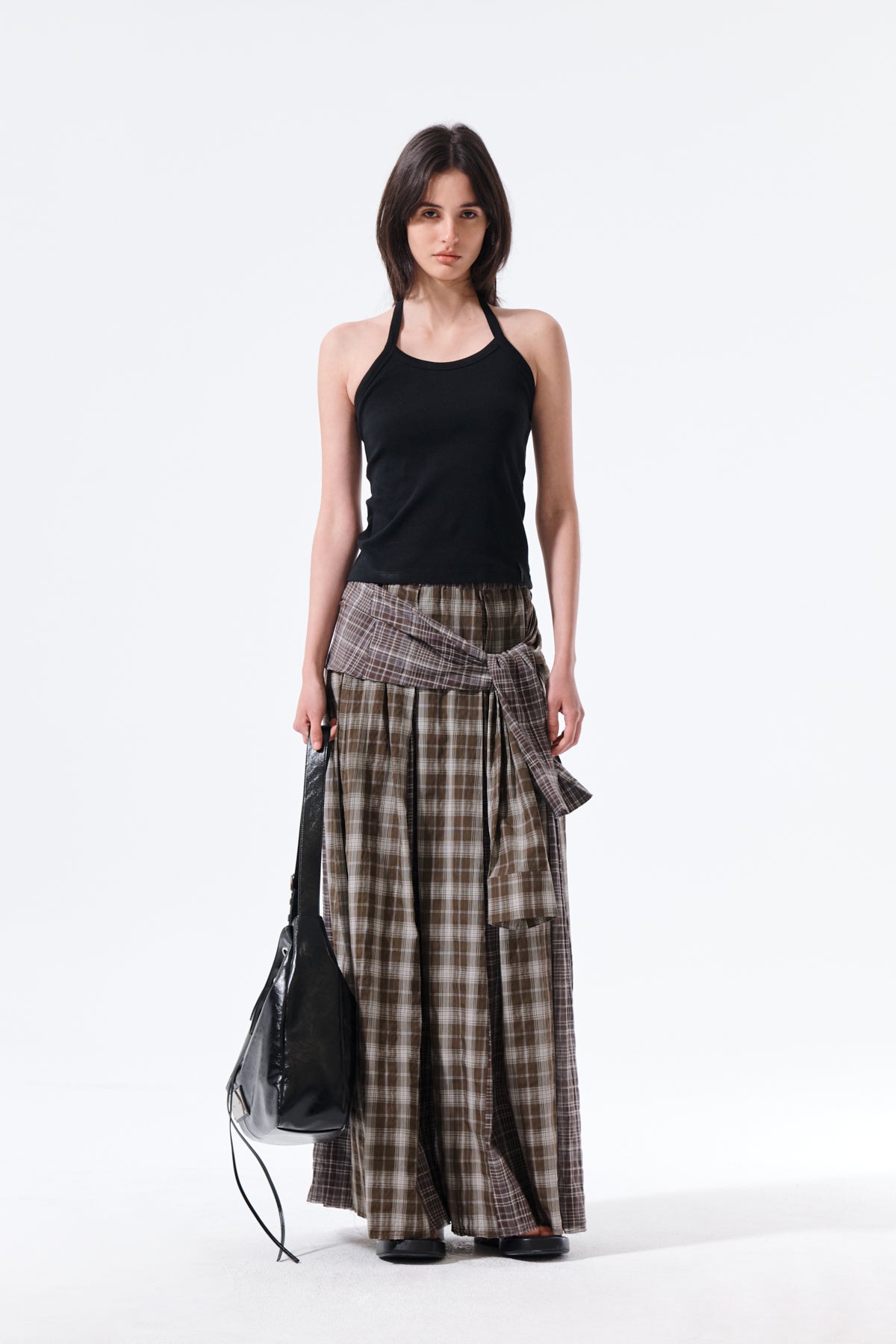 Áo ba lỗ nữ màu đen, thiết kế cổ halter và đường may nổi bật.