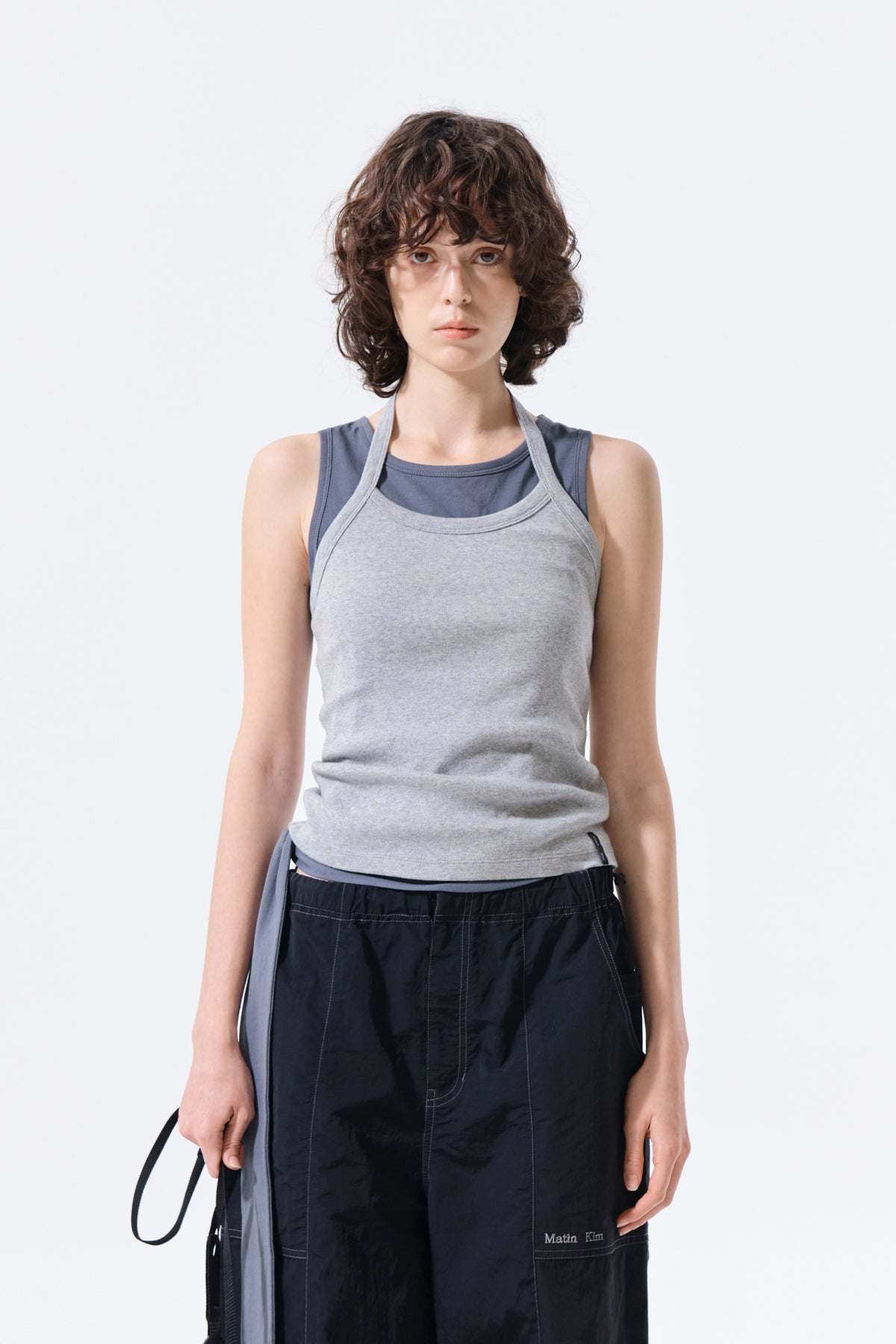 Áo ba lỗ nữ Matin Kim với cổ halter và đường may tinh tế, màu xám