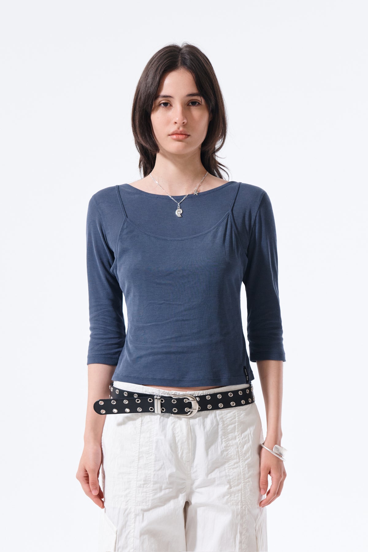 Áo blouse nữ dáng ôm, cổ vuông, tay dài 3/4, chất liệu cotton mềm mại.