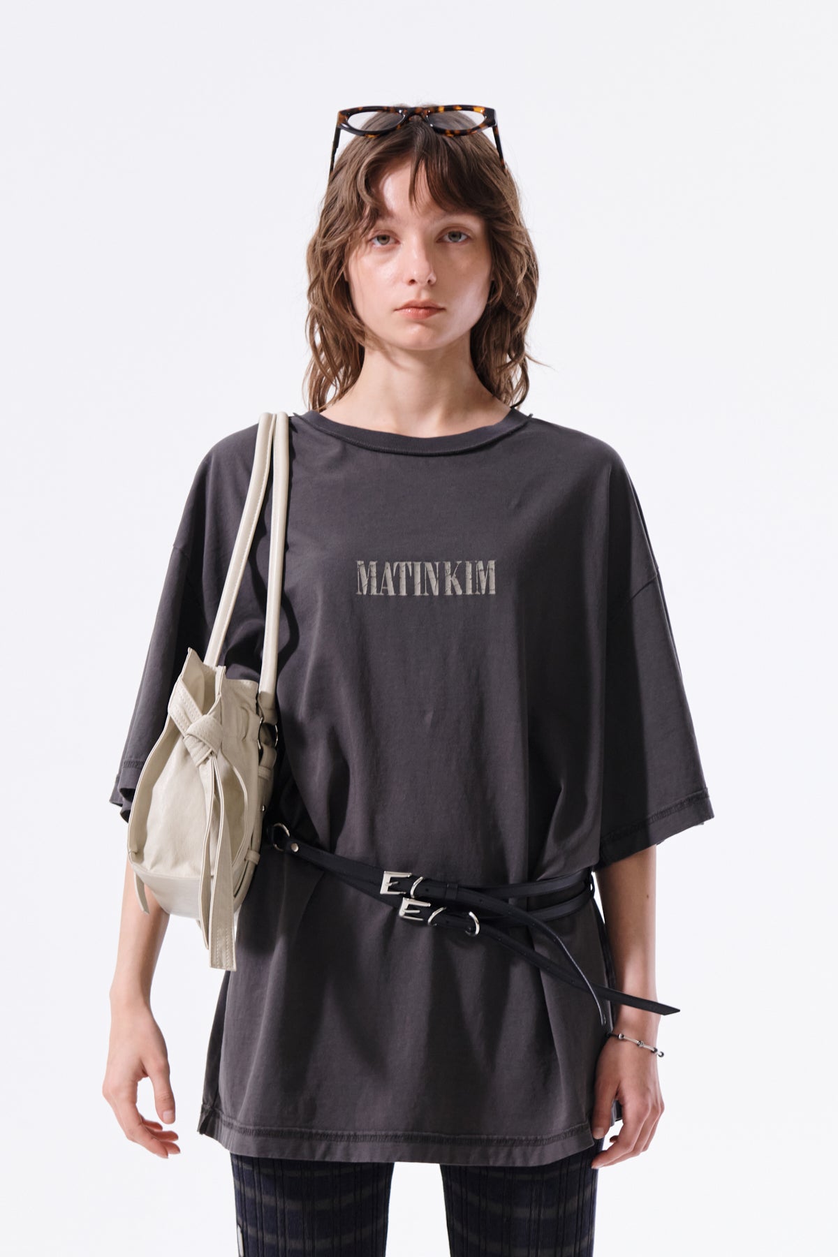 Áo phông unisex oversize với họa tiết chữ in độc đáo và cổ tròn, dễ phối đồ.