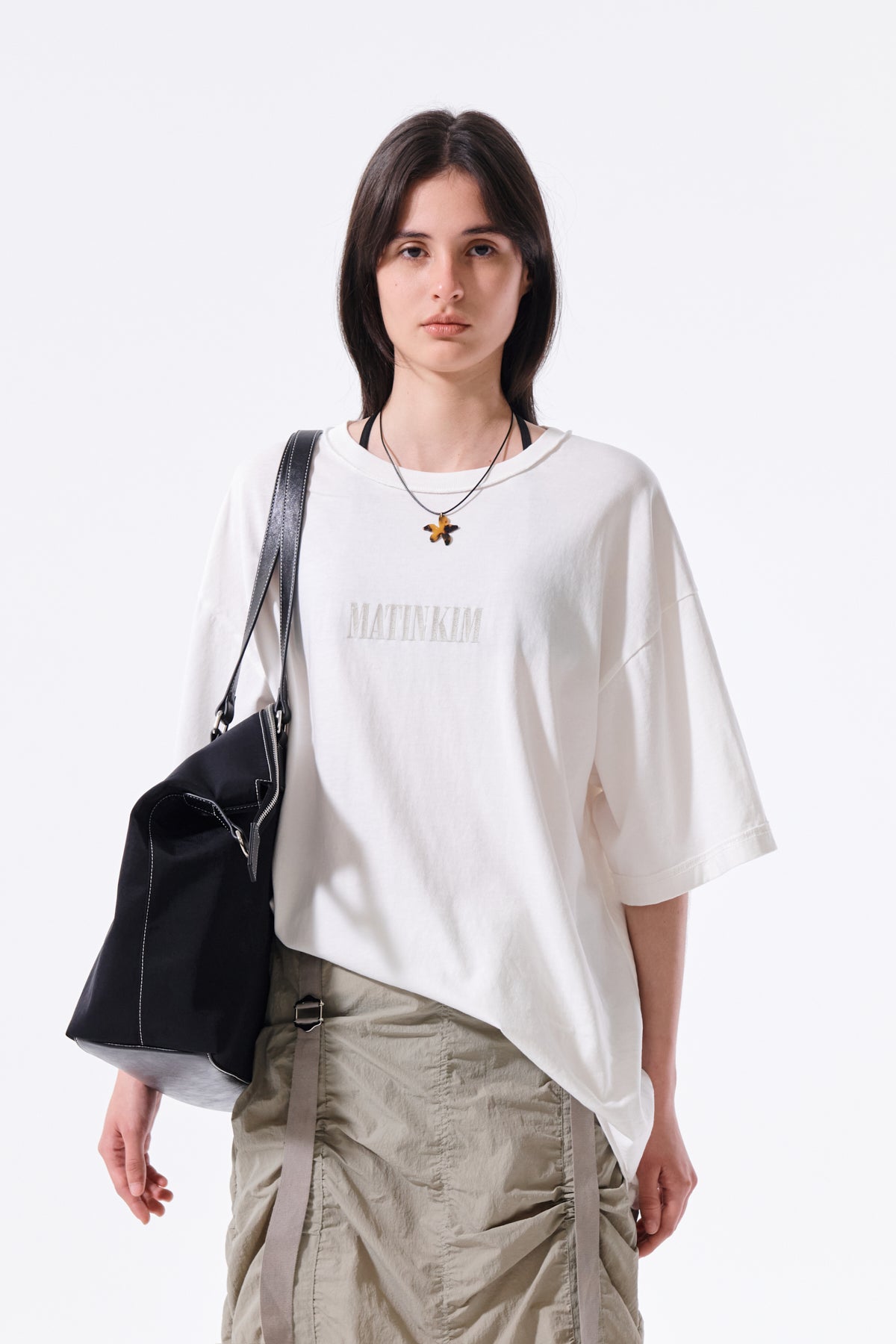 Áo phông unisex oversize với họa tiết chữ in và cổ tròn, phù hợp cho mọi phong cách.