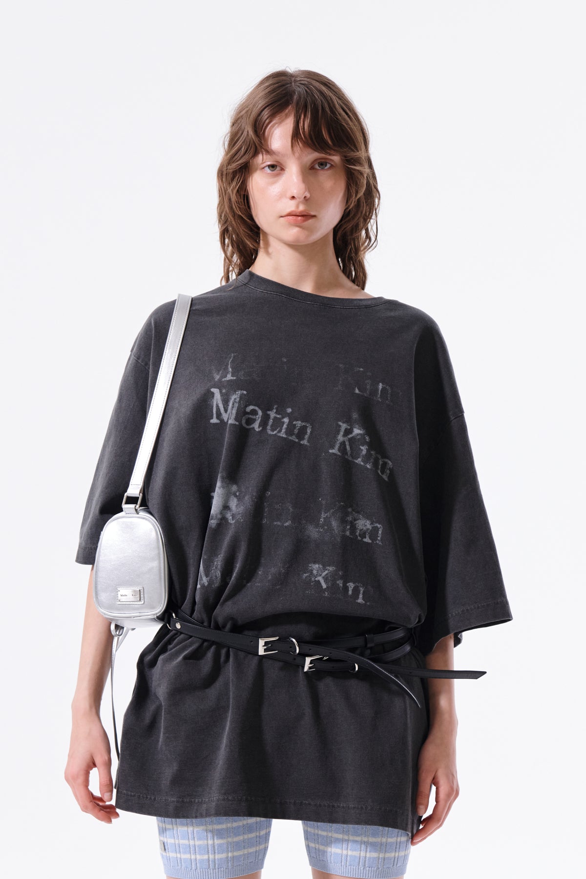 Áo phông unisex với họa tiết graffiti độc đáo và chất liệu cotton thoáng khí.