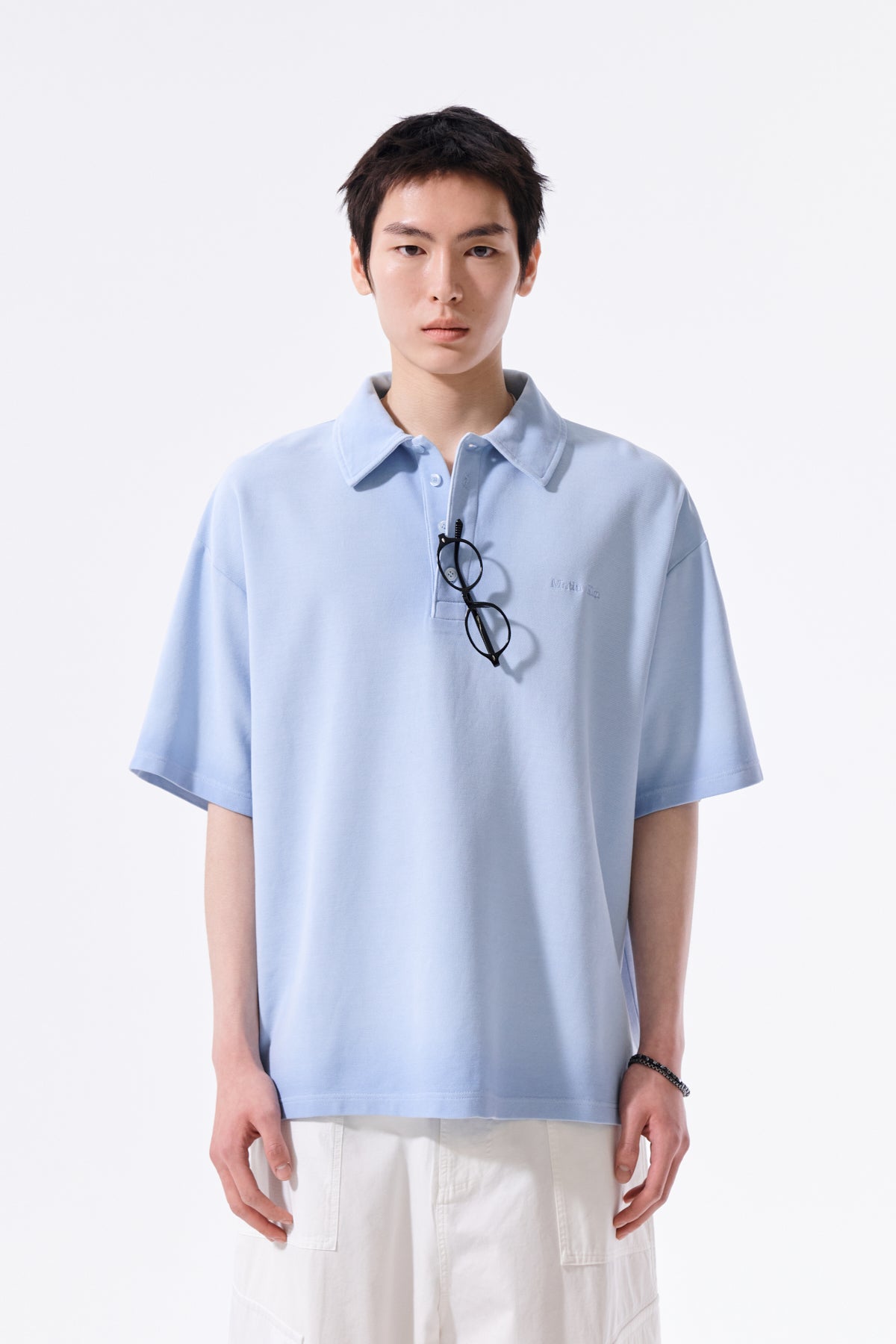 Áo sơ mi nam với cổ polo và logo Matin Kim, tay ráp, màu xanh.