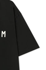 Áo phông nam đen có logo thêu và thiết kế hiện đại.