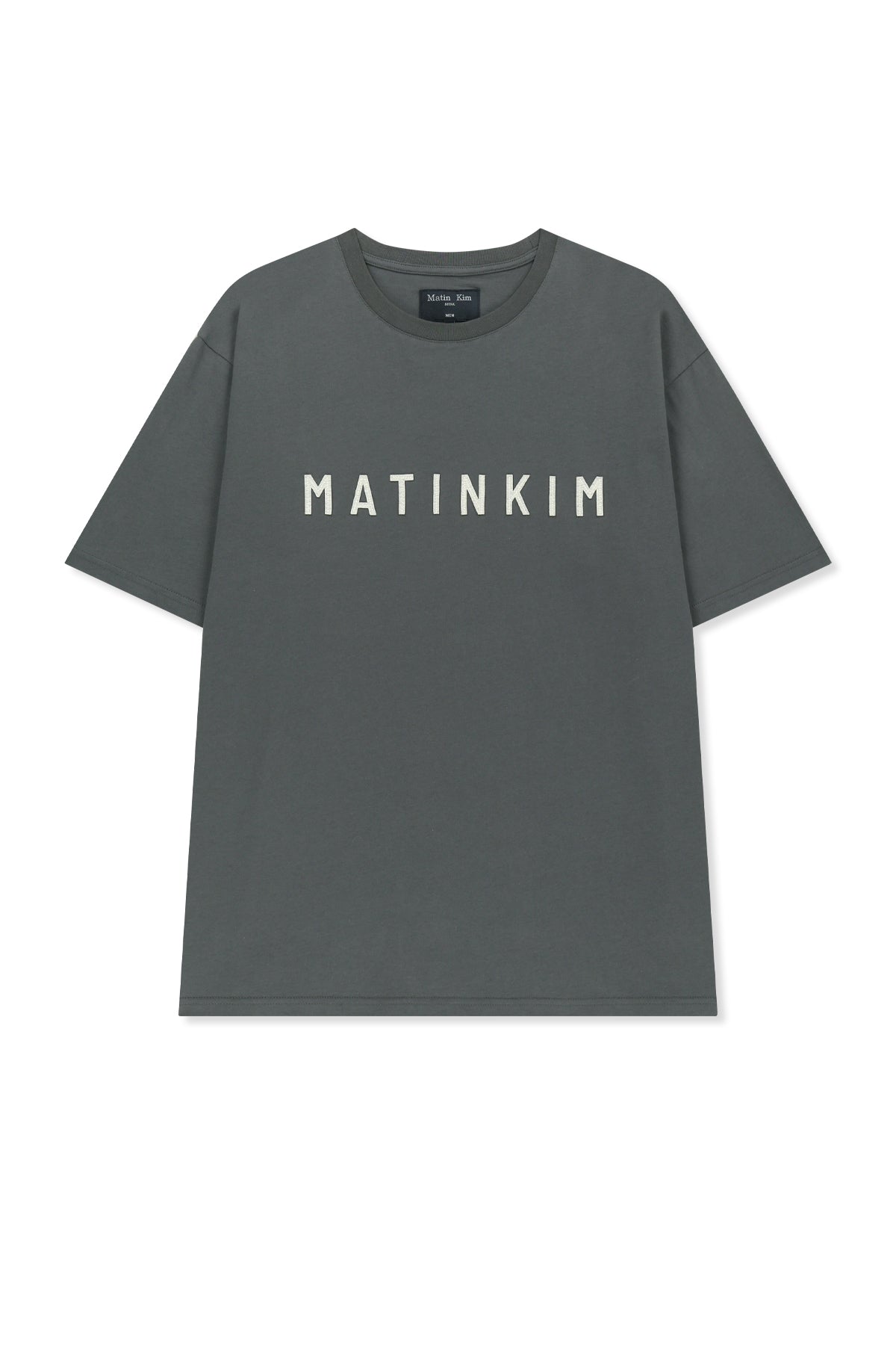 Áo phông nam màu charcoal cổ tròn, tay ngắn, logo Matin Kim đắp vải ngang ngực.