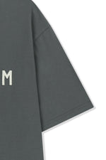 Áo phông nam màu charcoal cổ tròn, tay ngắn, logo Matin Kim đắp vải ngang ngực.