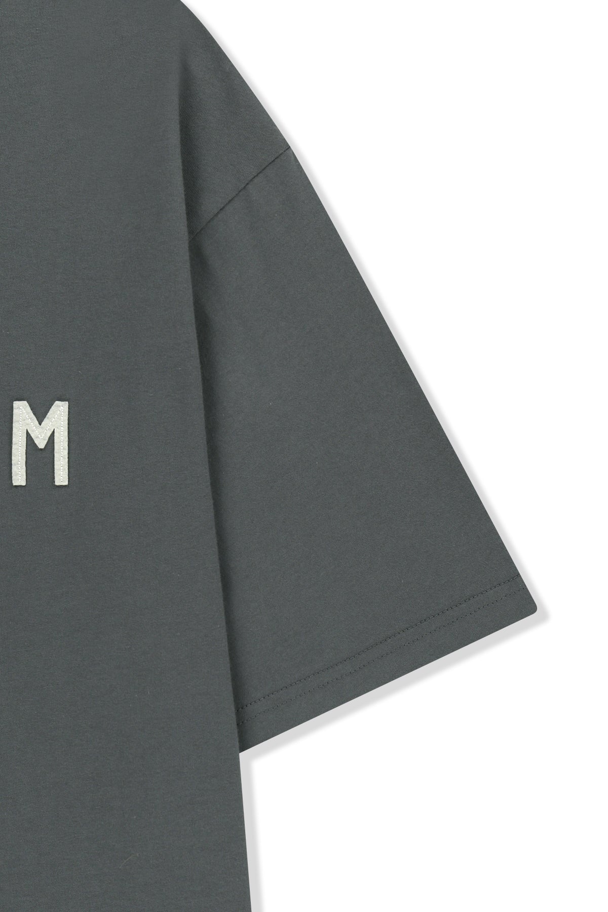 Áo phông nam màu charcoal cổ tròn, tay ngắn, logo Matin Kim đắp vải ngang ngực.