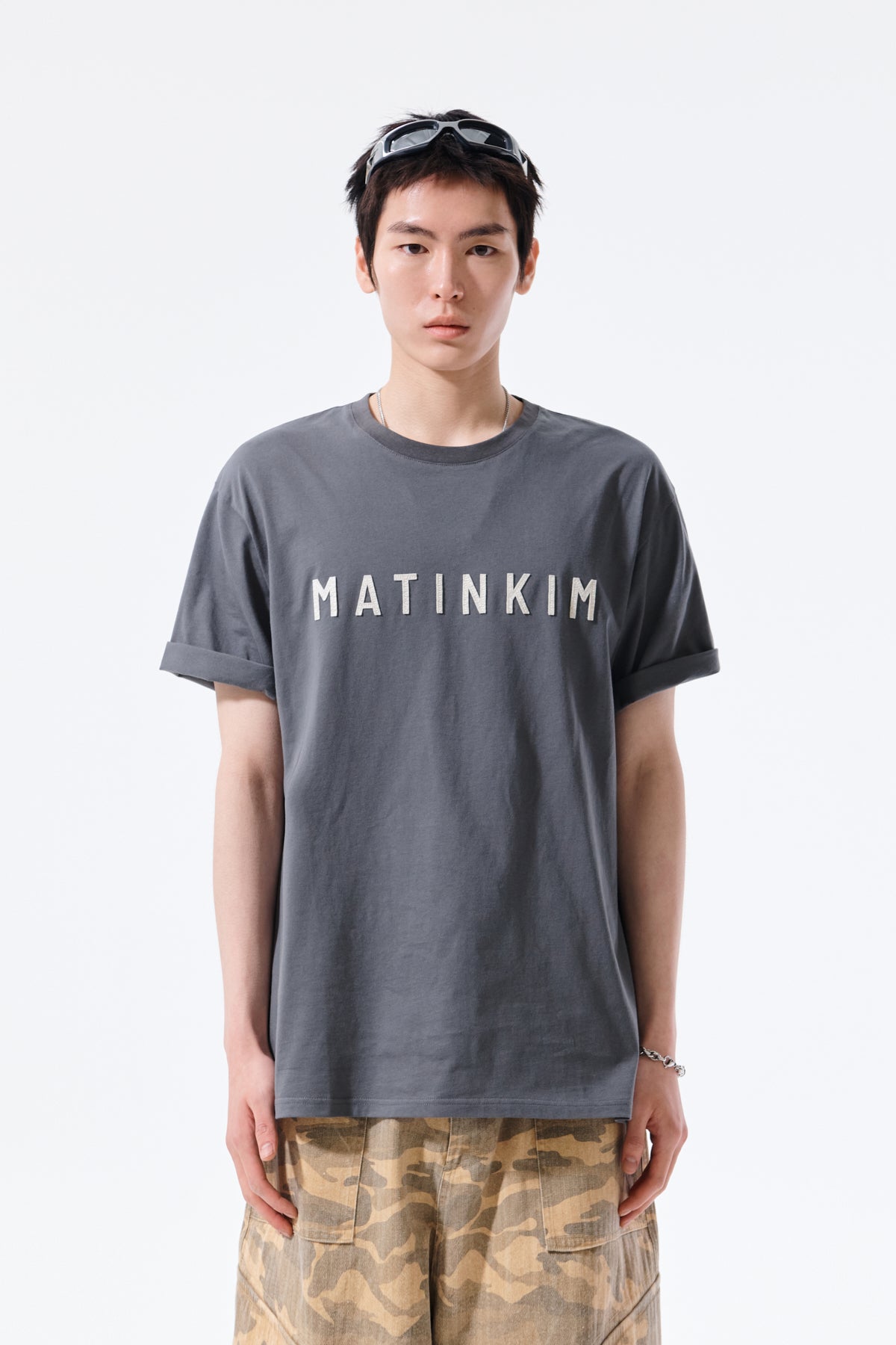Áo phông nam màu charcoal cổ tròn, tay ngắn, logo Matin Kim đắp vải ngang ngực.