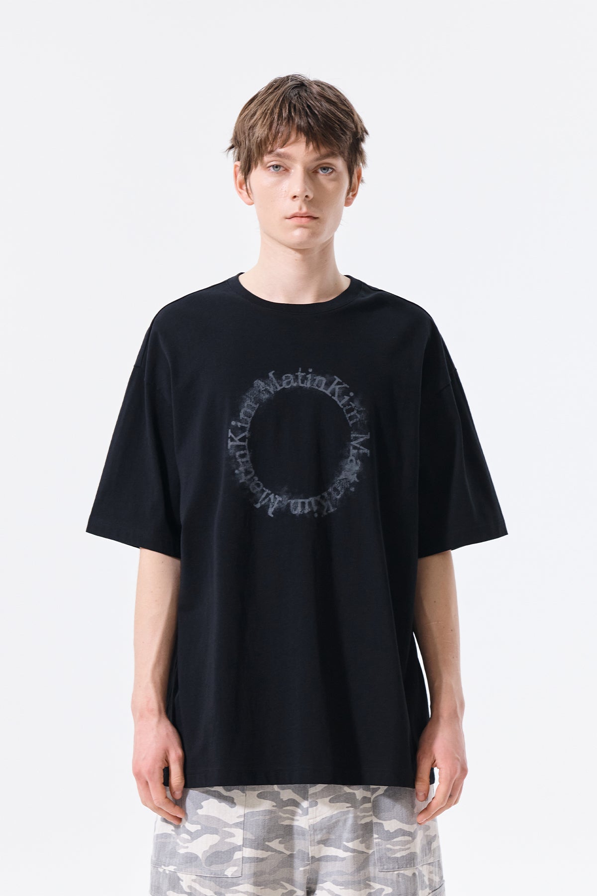 Áo phông nam cotton oversize với họa tiết in logo.
