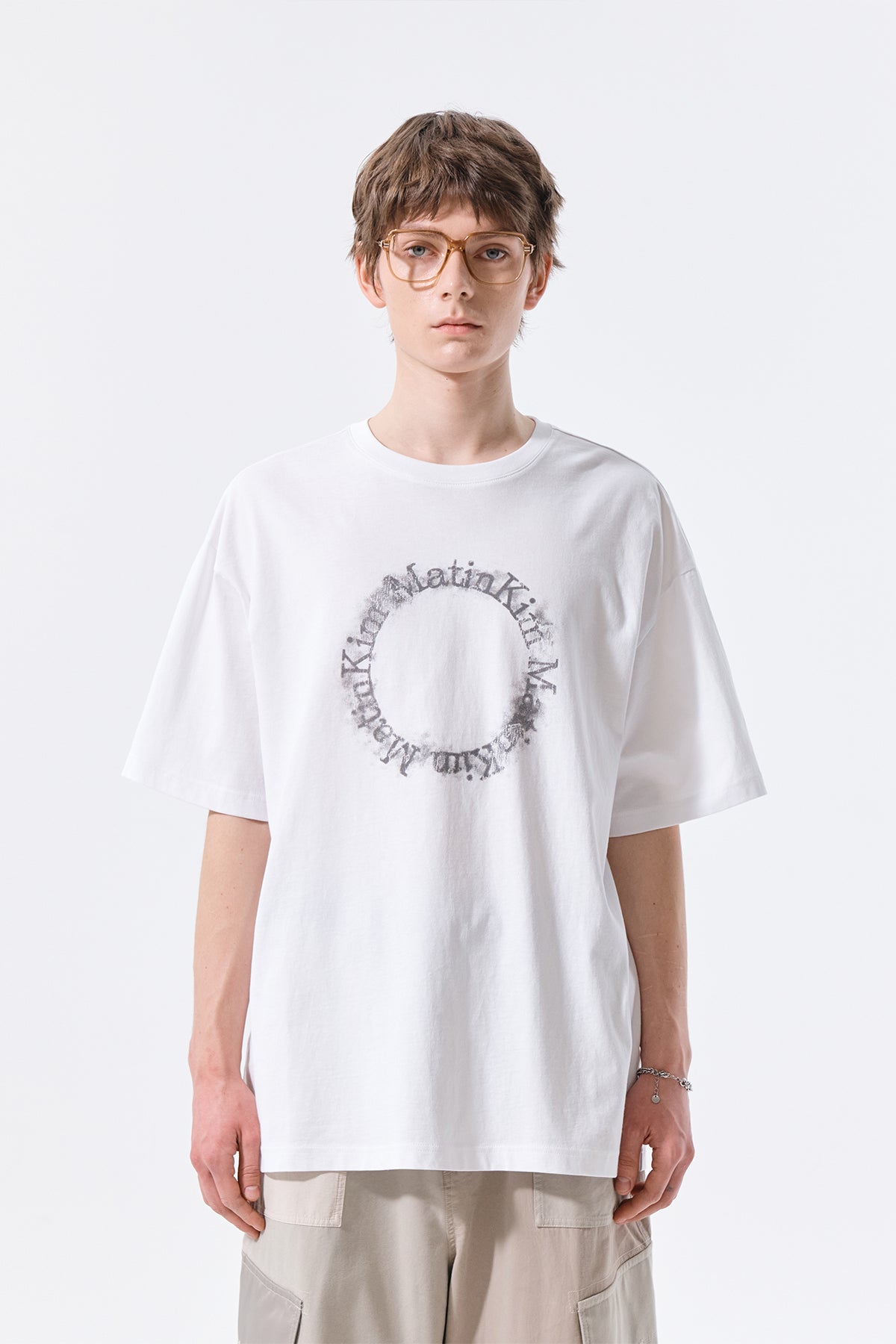 Áo phông nam oversize trắng với cổ tròn và logo Matin Kim in nổi bật.