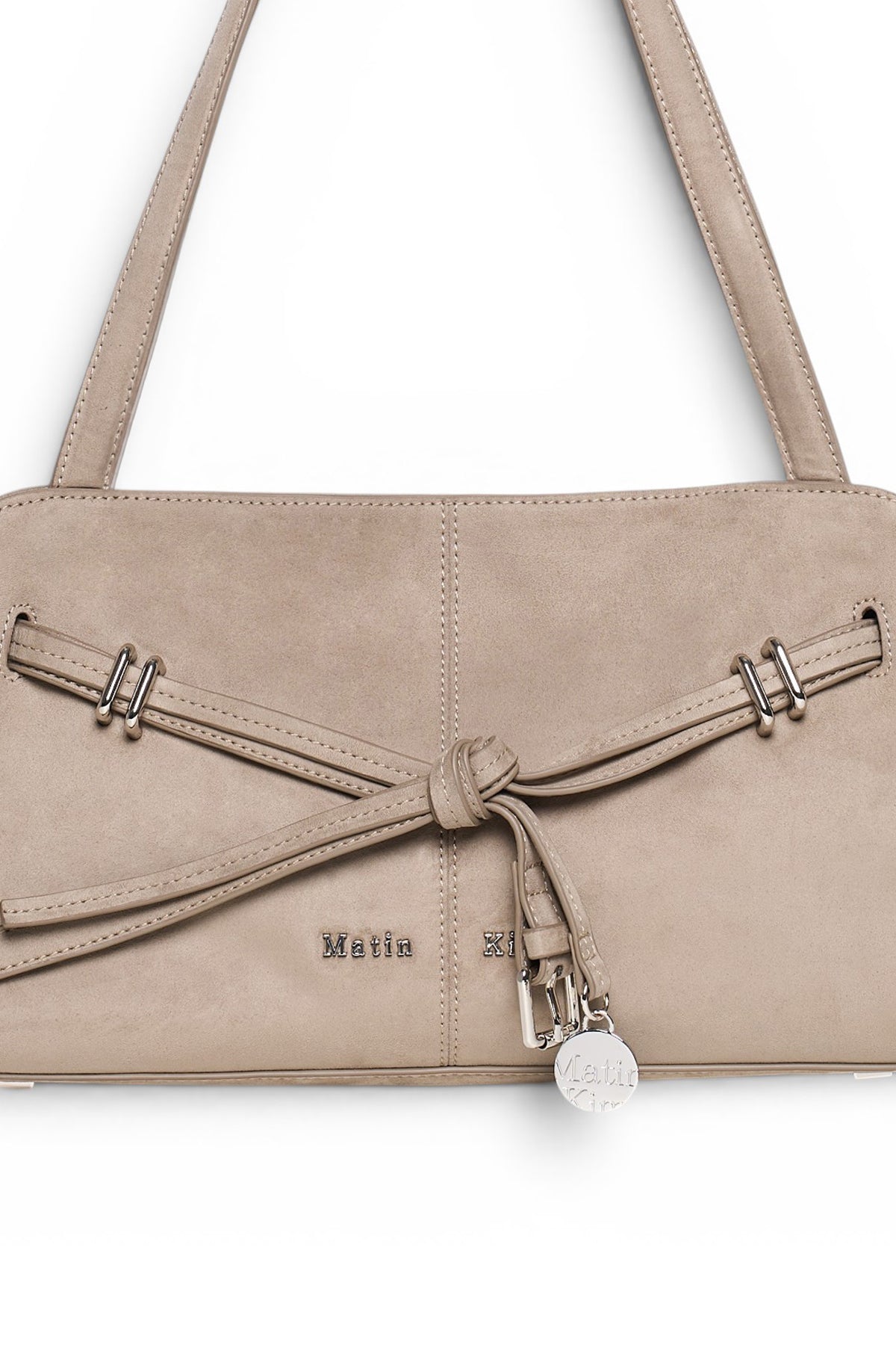 Túi đeo vai dây ngắn màu beige, thân túi định hình góc cạnh, khóa nam châm, dành cho nữ.