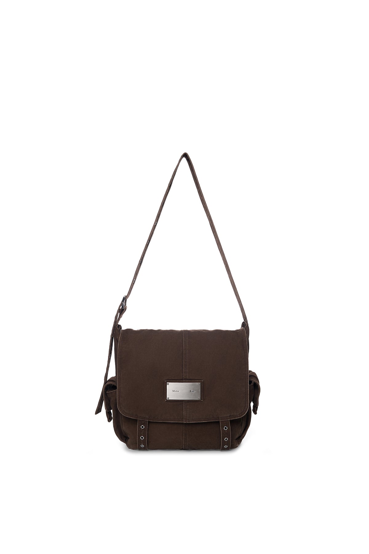 Túi satchel cotton màu nâu hiệu ứng wash, có dây đeo chéo và khoen kim loại màu bạc.