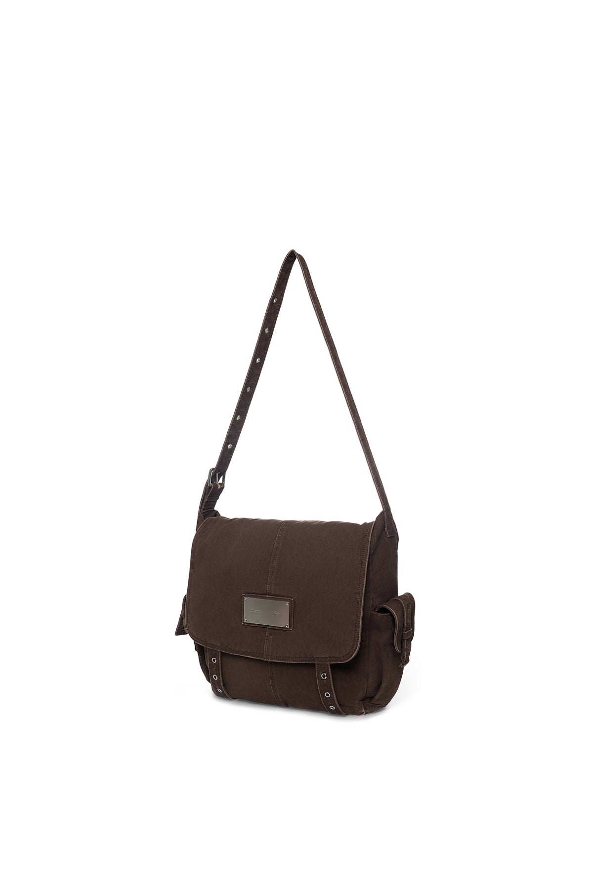 Túi satchel cotton màu nâu hiệu ứng wash, có dây đeo chéo và khoen kim loại màu bạc.