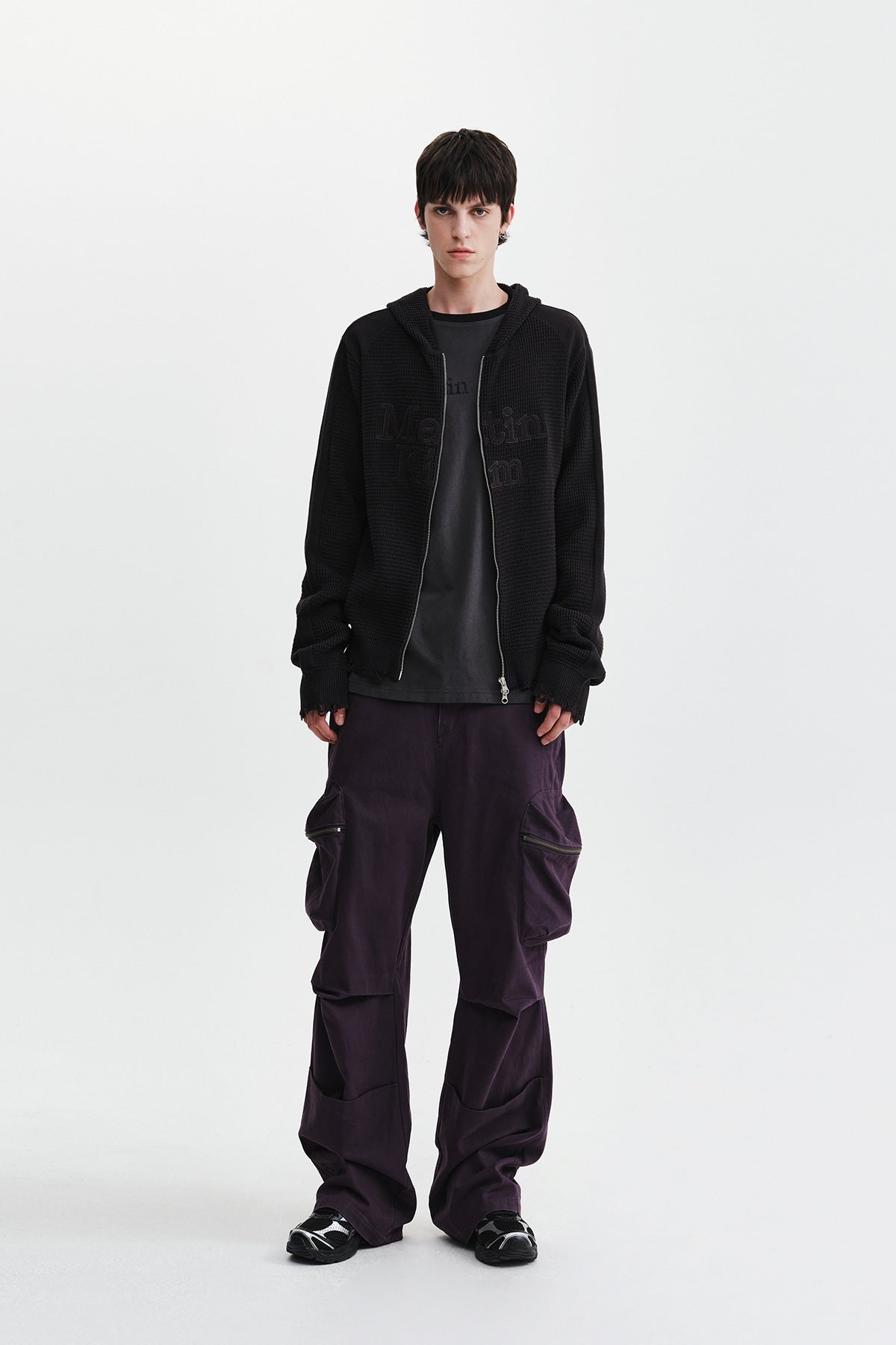 Áo sơ mi unisex màu charcoal có mũ trùm, khóa kéo giữa trước, tay dài, dáng regular dài đến hông.