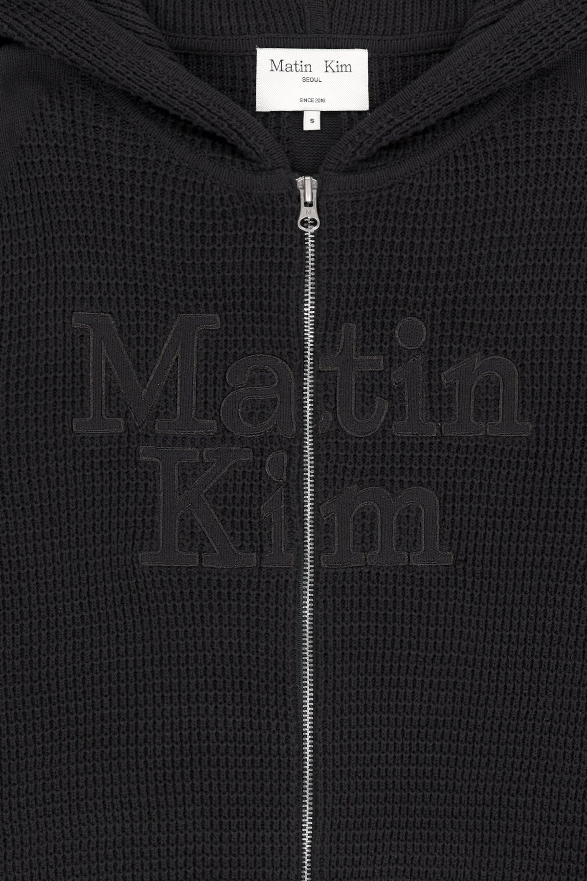 Áo sơ mi unisex màu charcoal có mũ trùm, khóa kéo giữa trước, tay dài, dáng regular dài đến hông.