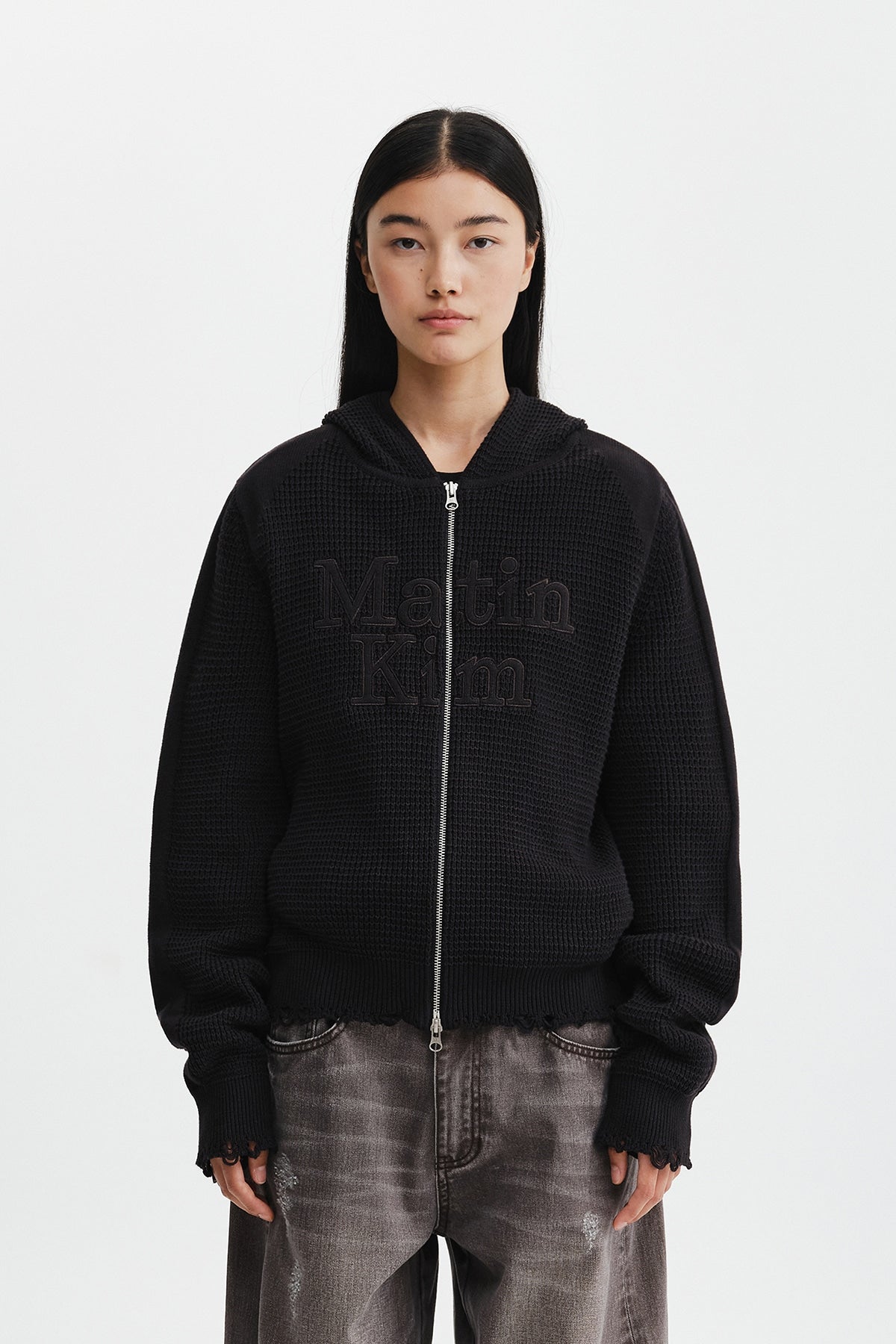 Áo sơ mi unisex màu charcoal có mũ trùm, khóa kéo giữa trước, tay dài, dáng regular dài đến hông.