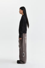 Áo sơ mi unisex màu charcoal có mũ trùm, khóa kéo giữa trước, tay dài, dáng regular dài đến hông.