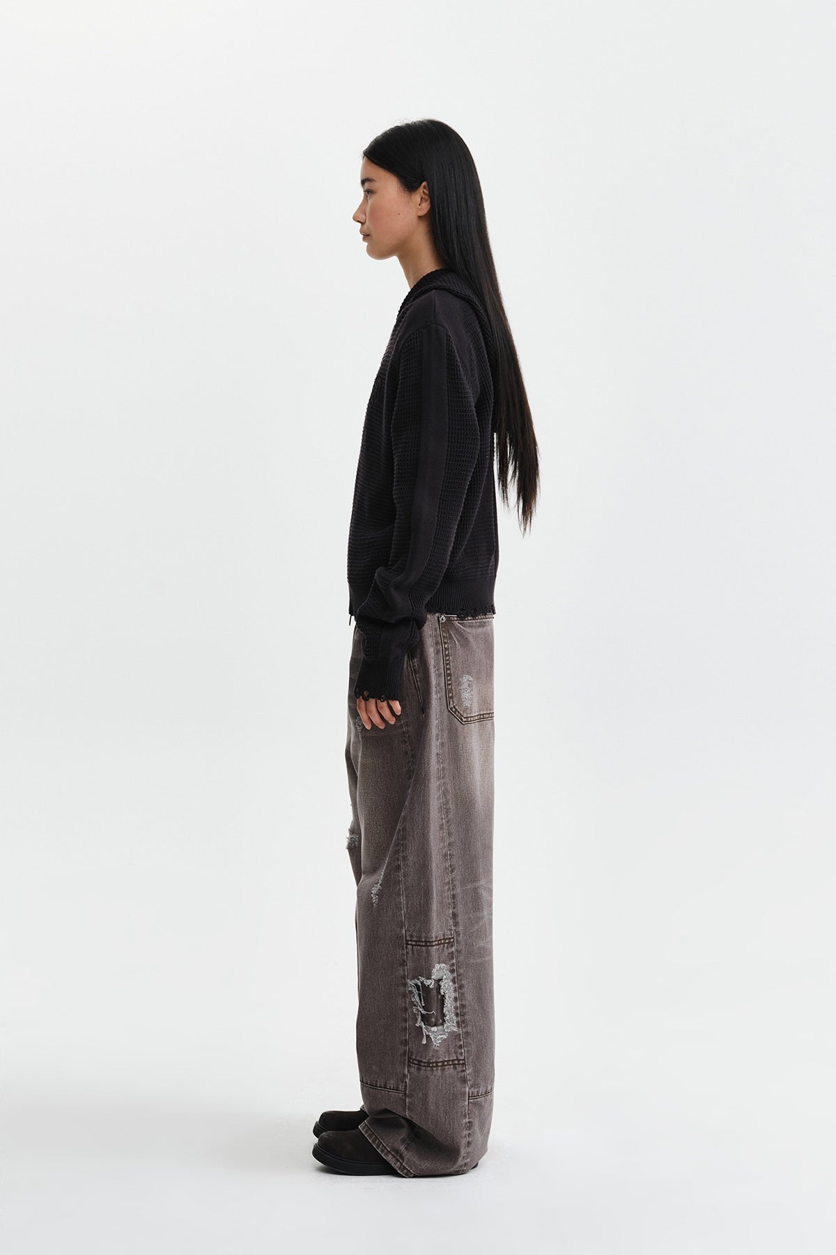 Áo sơ mi unisex màu charcoal có mũ trùm, khóa kéo giữa trước, tay dài, dáng regular dài đến hông.