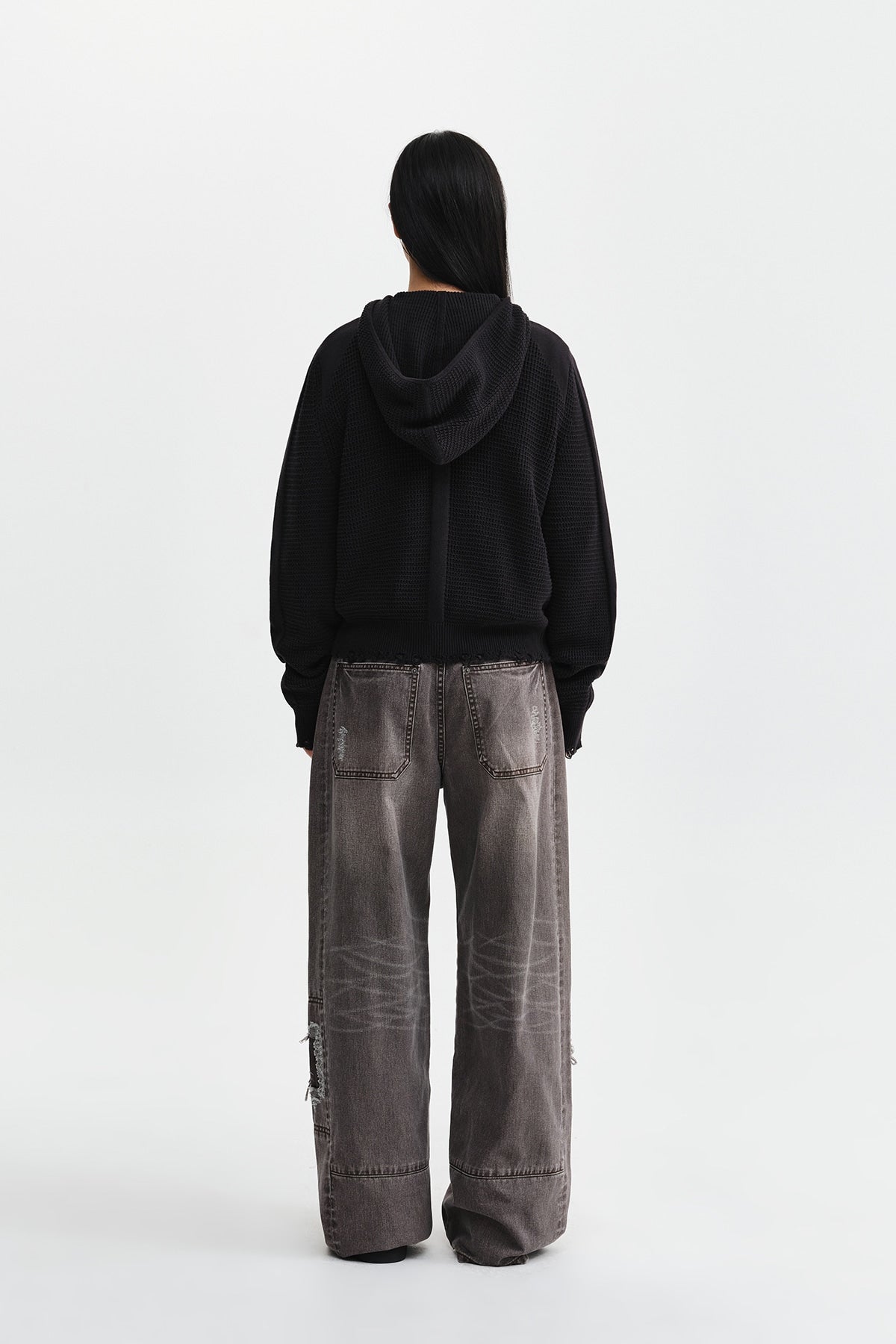 Áo sơ mi unisex màu charcoal có mũ trùm, khóa kéo giữa trước, tay dài, dáng regular dài đến hông.