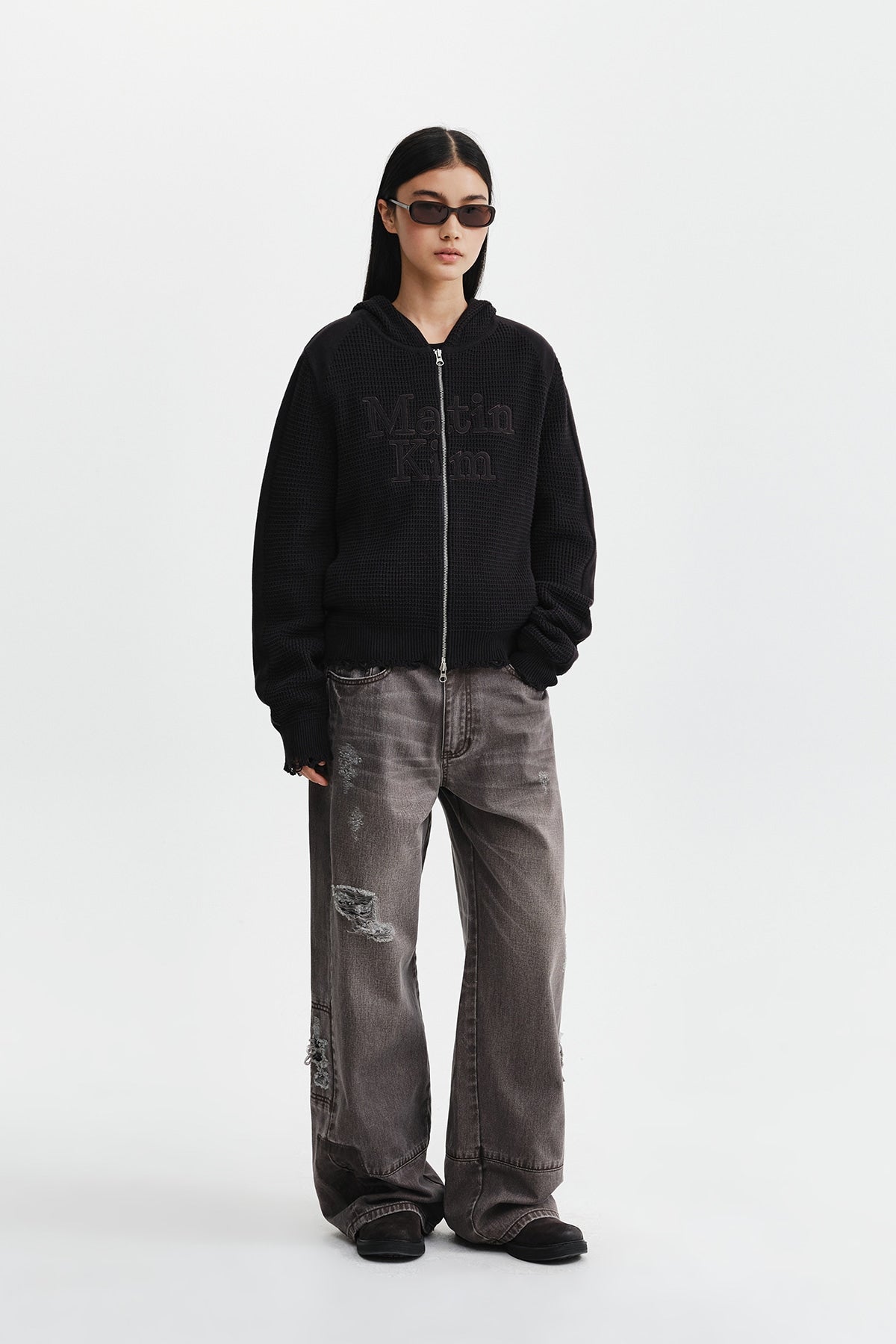 Áo sơ mi unisex màu charcoal có mũ trùm, khóa kéo giữa trước, tay dài, dáng regular dài đến hông.