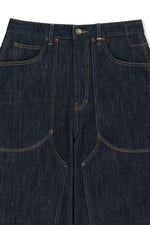 Quần denim unisex với hiệu ứng giặt bạc, túi hông và cạp cao, mang lại phong cách hiện đại.