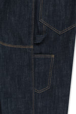Quần denim unisex với hiệu ứng giặt bạc, túi hông và cạp cao, mang lại phong cách hiện đại.