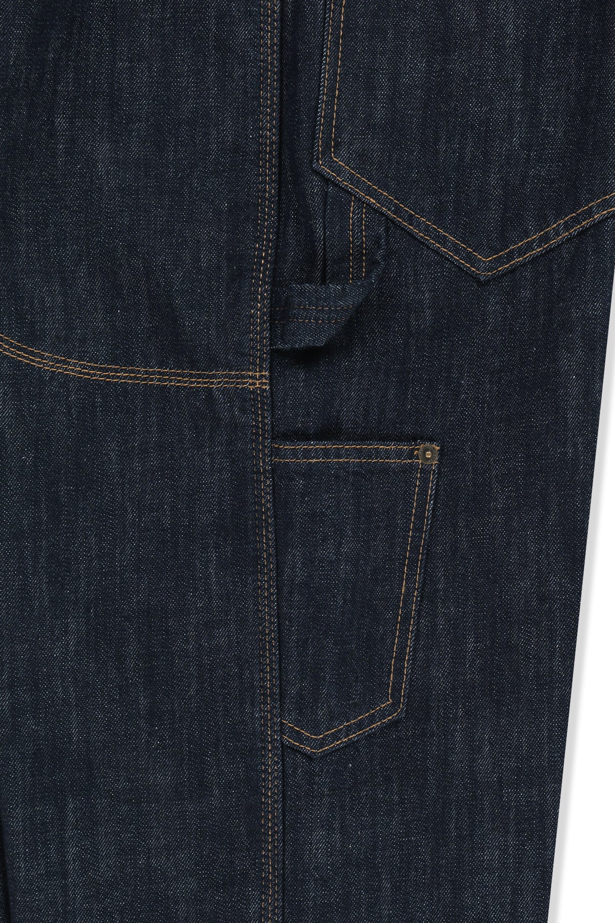Quần denim unisex với hiệu ứng giặt bạc, túi hông và cạp cao, mang lại phong cách hiện đại.