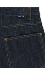 Quần denim unisex với hiệu ứng giặt bạc, túi hông và cạp cao, mang lại phong cách hiện đại.
