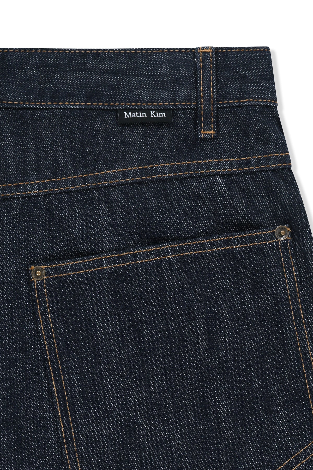 Quần denim unisex với hiệu ứng giặt bạc, túi hông và cạp cao, mang lại phong cách hiện đại.